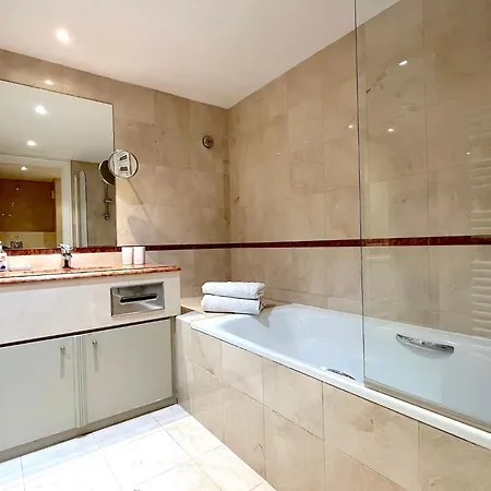 Apartment Pierre Charron L